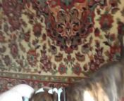 Зрелую русскую бабу трахает собака в постели