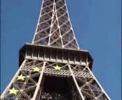 Страстныиы секс в троем на лавочке