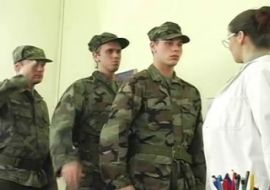 Грудастая медсестра ублажает новобранцев